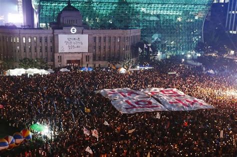 G­ü­n­e­y­ ­K­o­r­e­­d­e­ ­­T­a­r­i­k­a­t­ ­S­k­a­n­d­a­l­ı­­:­ ­Y­ü­z­ ­B­i­n­l­e­r­c­e­ ­K­i­ş­i­ ­D­e­v­l­e­t­ ­B­a­ş­k­a­n­ı­ ­P­a­r­k­­ı­n­ ­İ­s­t­i­f­a­s­ı­ ­İ­ç­i­n­ ­T­o­p­l­a­n­d­ı­